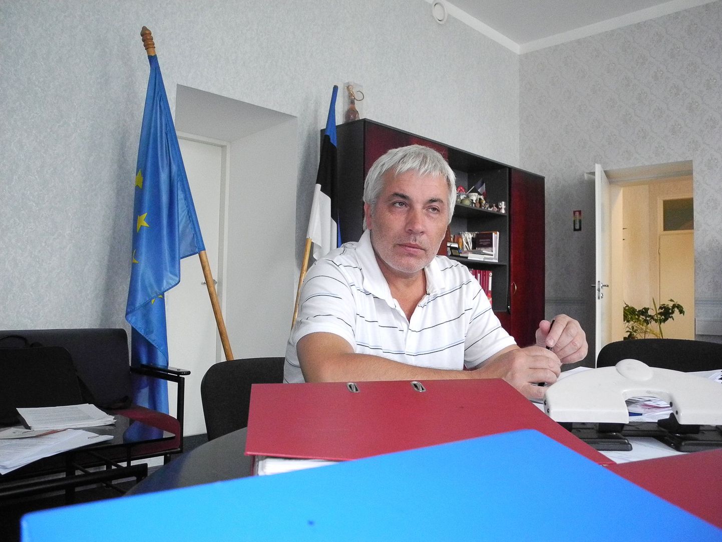 Арно Тимошкин, на этом снимке сфотографированный еще в директорском кабинете, уверен, что его уволили незаконно.