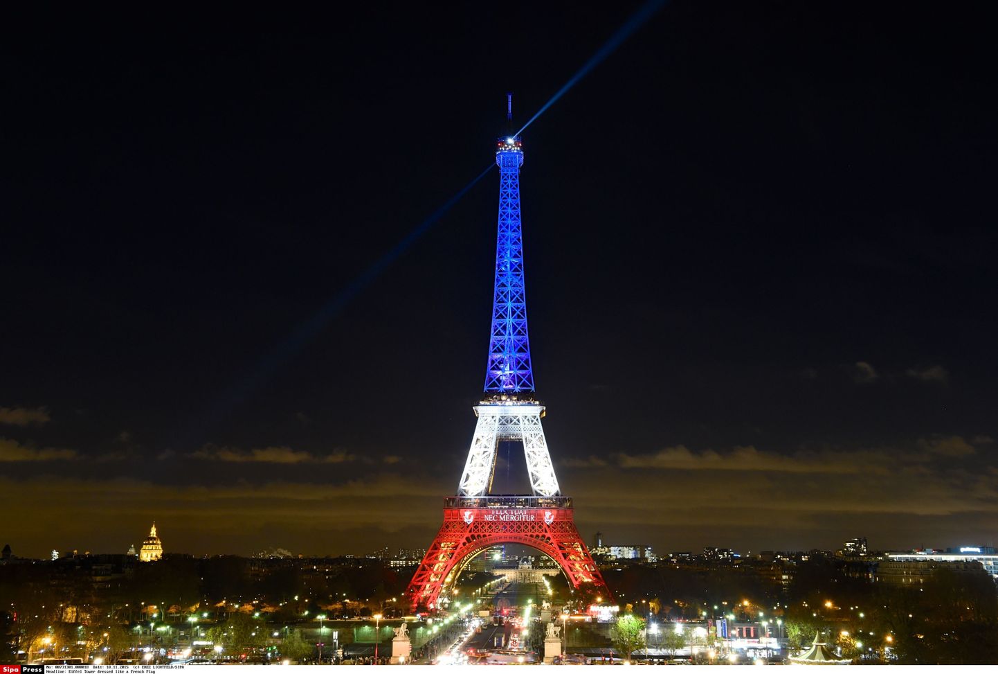 Eiffel torn Prantsusmaa lipu värvides.