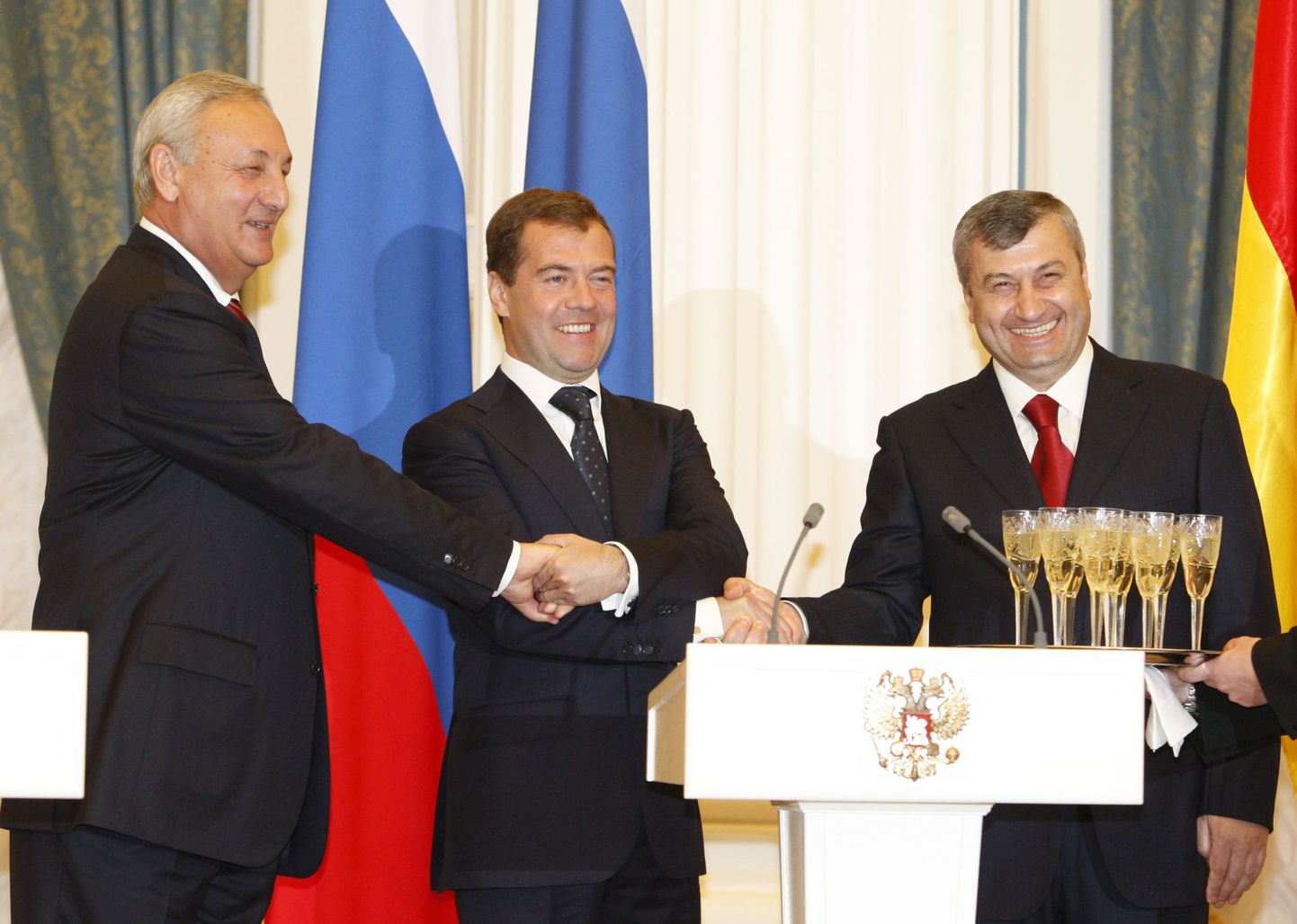 Vasakult Sergei Bagapš, Dmitri Medvedev ja Eduard Kokoitõ mullu septembris.