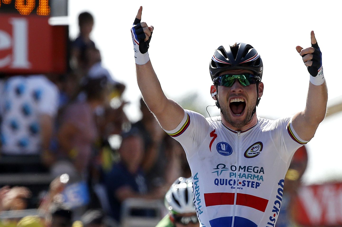 Марк Кавендиш финиширует на 13-м этапе "Тур де Франс".