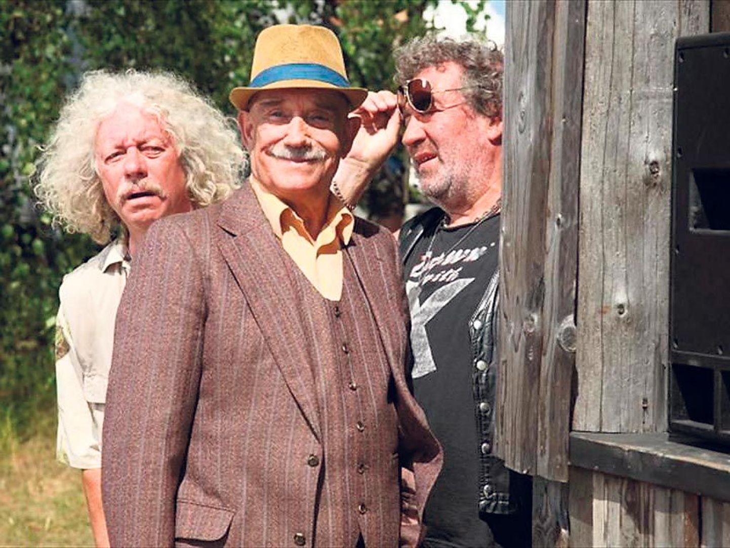 Must komöödia räägib vanadest rokipeerudest, kes tahavad iga hinna eest uuesti läbi lüüa, pildil Jüri Vlassov (vasakul), Enn Klooren ja Guido Kangur.