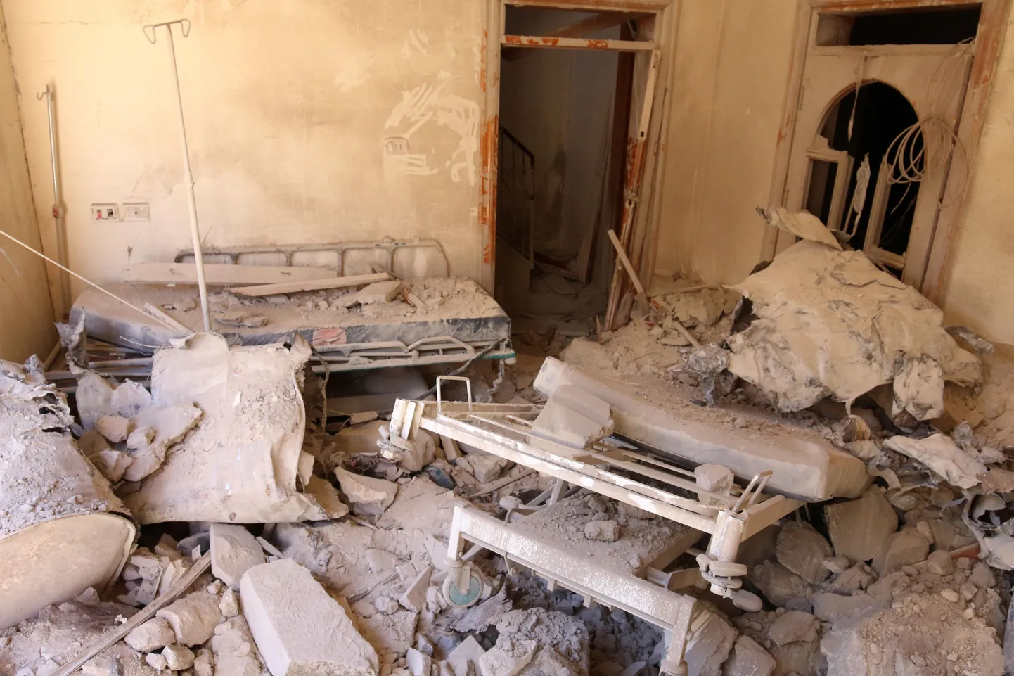 Aleppos asuva haigla palat pärast õhurünnakut.