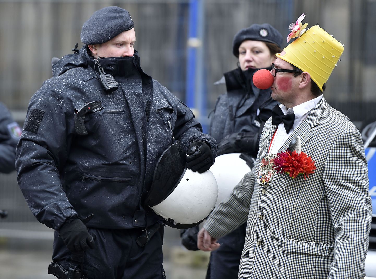 Politseinikud eile, karnevali esimesel päeval Kölnis.