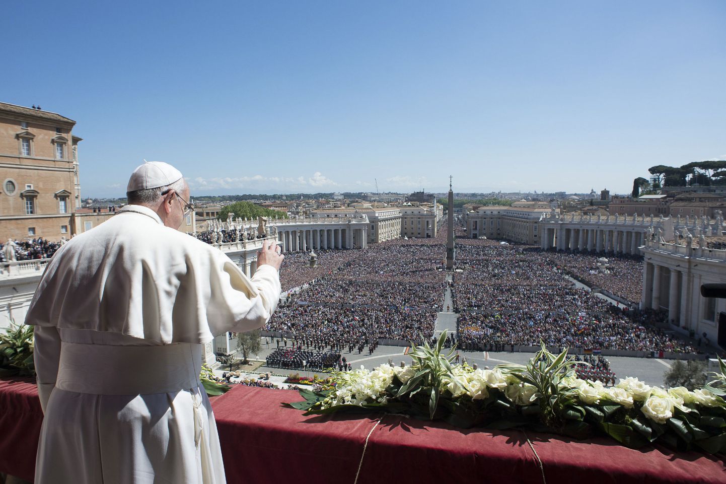 Толпы пришли послушать папу Франциска.