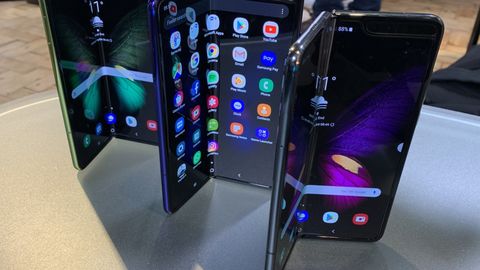   Samsung Galaxy Fold      iPhone