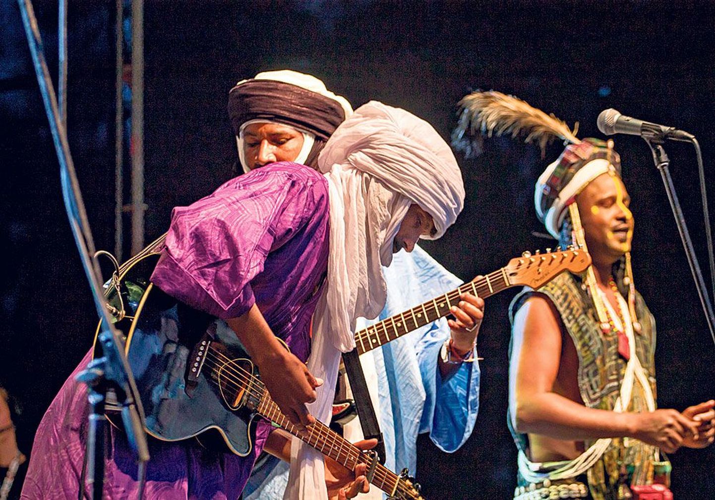 Etran Finatawa laulud ja metsikud huiked juhatasid kuulajad Sahara kõrbesse, kutsudes neid samal ajal endaga kaasa laulma.