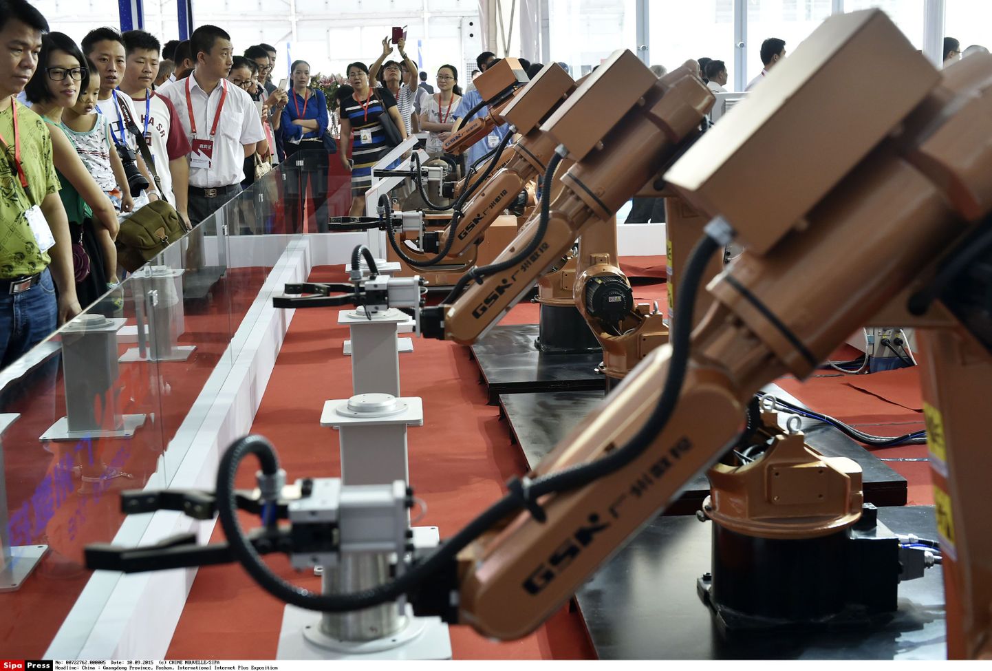 Külastajad uudistamas tööstusrobotit ühel täna Hiinas alanud messil