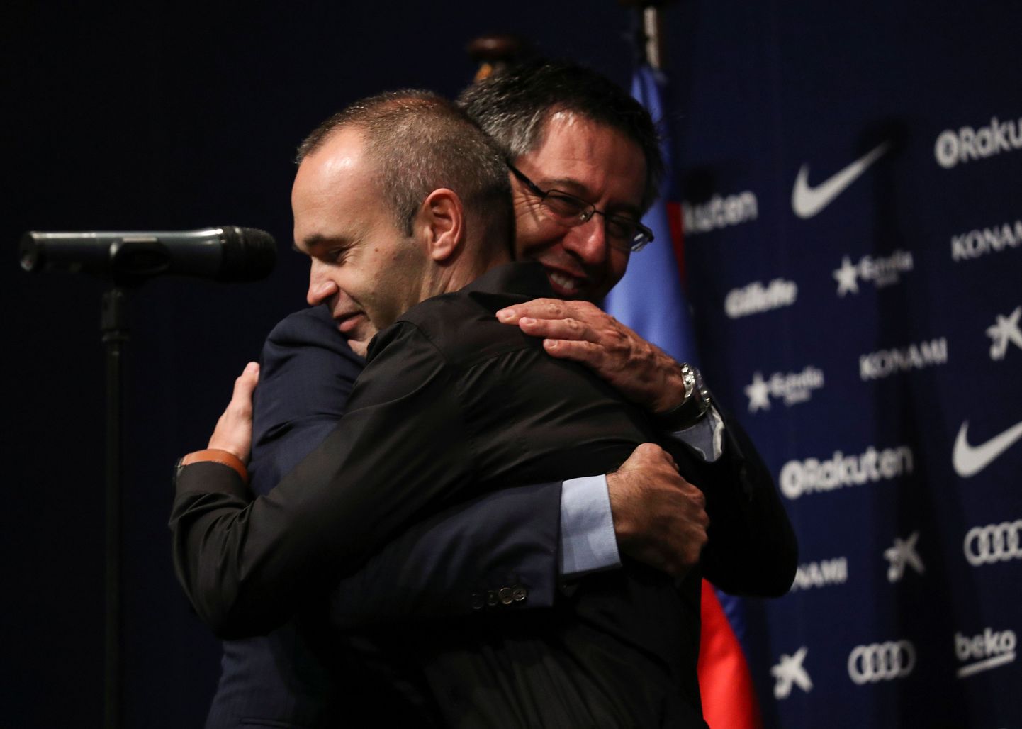 Andres Iniesta (esiplaanil) ja FC Barcelona president Josep Maria Bartomeu pärast lepingu pikendamist.