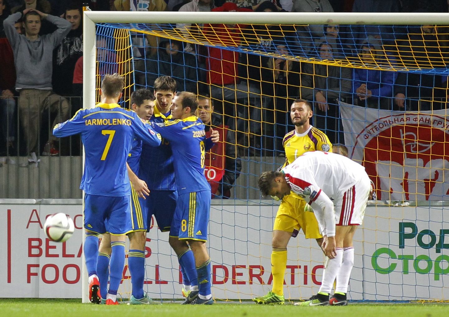 Ukraina mängijad tähistamas väravat.