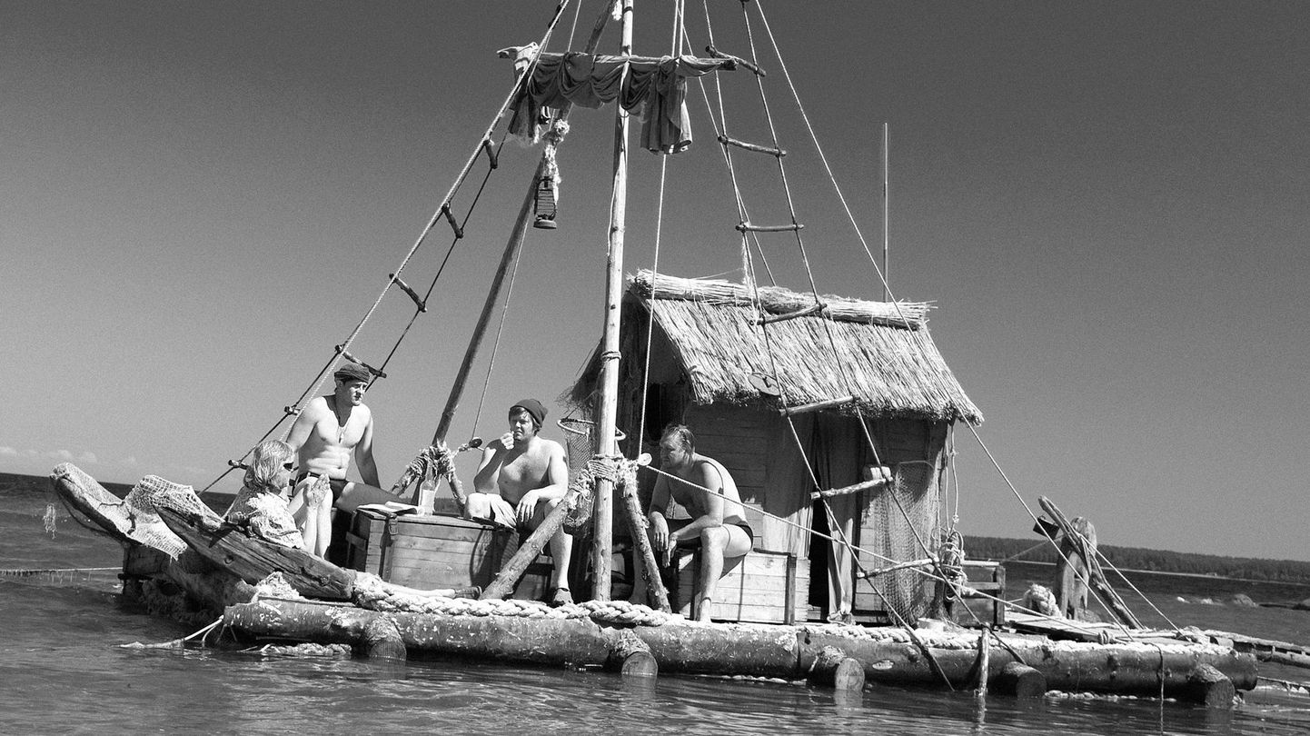 Kon-Tikil seilavad Margus Tabor (vasakult), Jan Uuspõld, Margus Prangel ja Raivo E. Tamm. Mehed on parvel, publik saab siiski võimaluse kaldalt näitemängu jälgida.