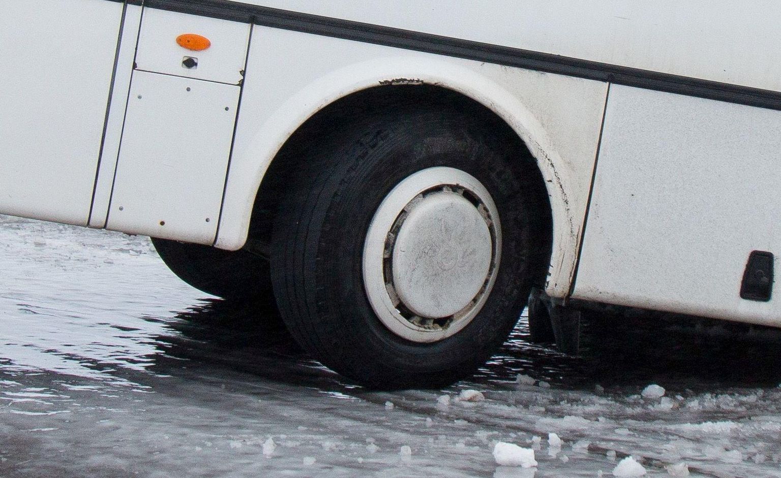 Bussiratas libedal teel. Pilt on illustreeriv.
