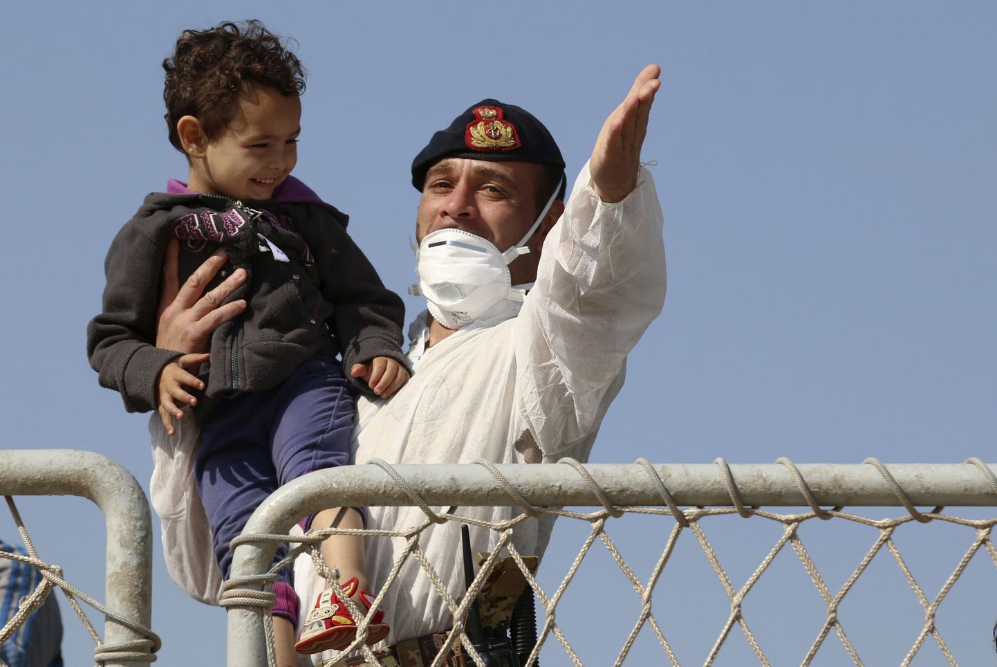 Itaalia sõdur koos Vahemerelt päästetud lapsega.
