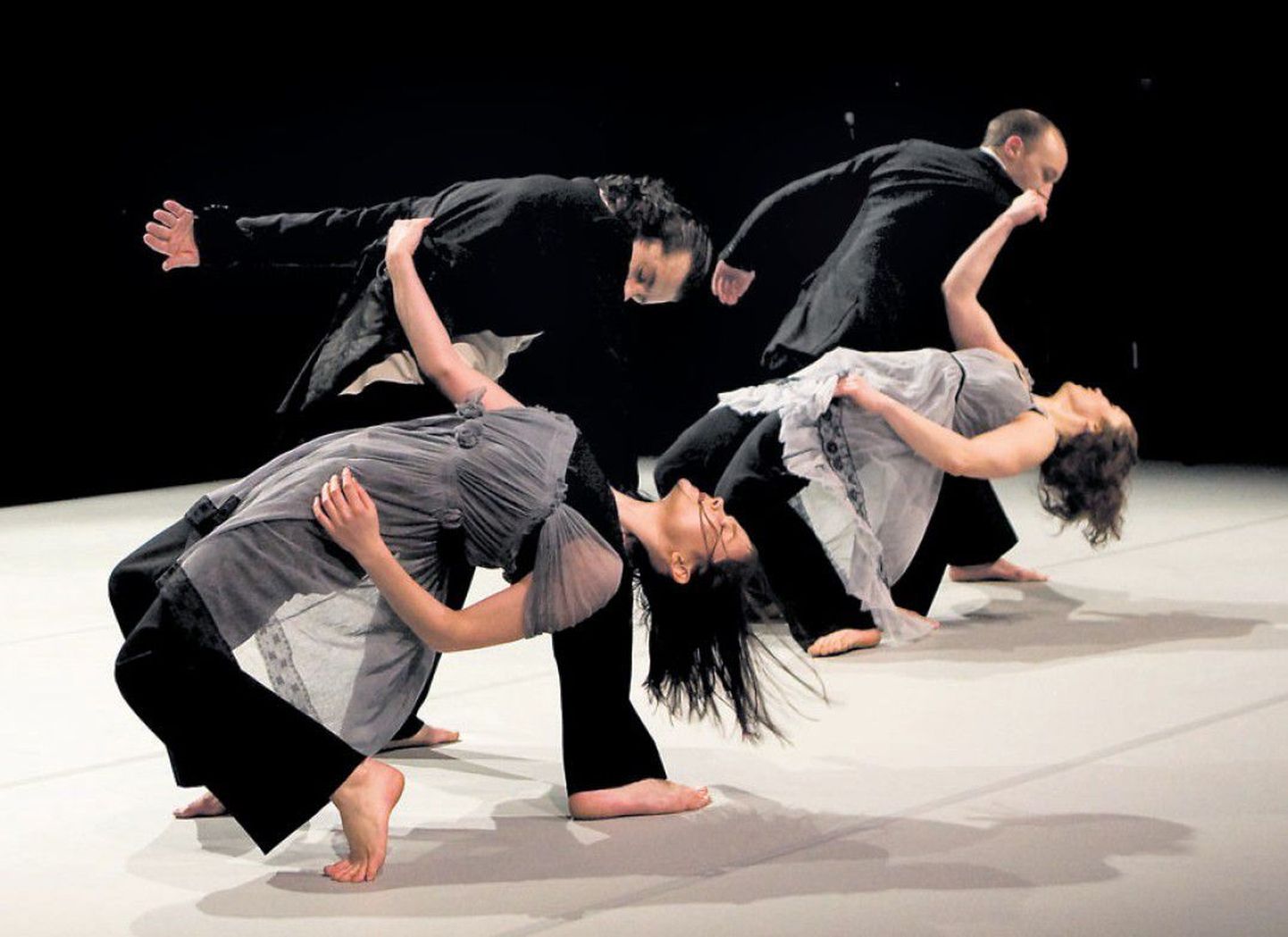 Fine 5 lavastuses «Faasid» tantsivad Laura Kvelstein, Dmitri Kruus, Külli Roosna ja Rain Saukas.