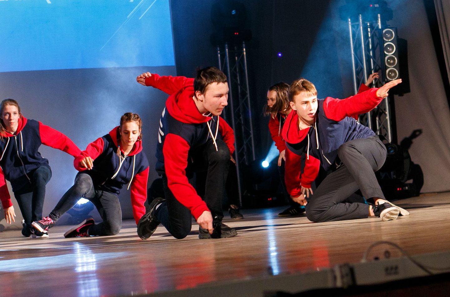 Tantsutruppe osales konkursil 16, nendest üheksa Eestist. Valga stuudiot Joy esindas tantsukonkursil rühm Klaim, kelle žürii ka finaali valis. Noori tantsijaid juhendab Uģis Rācenis.