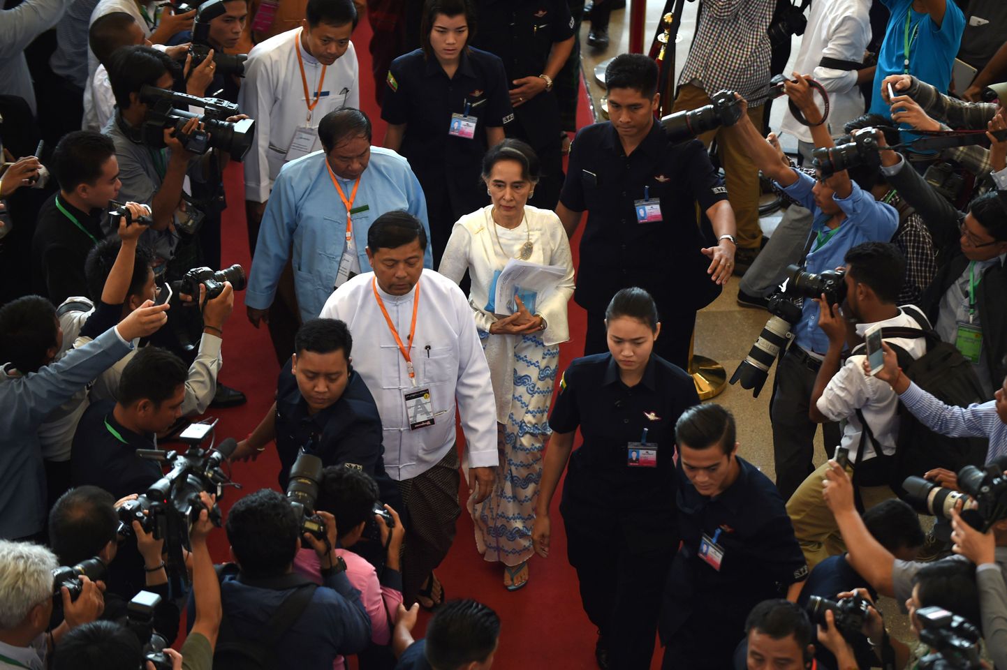 Riigi de facto liider Aung San Suu Kyi saabumas rahukõnelustele.