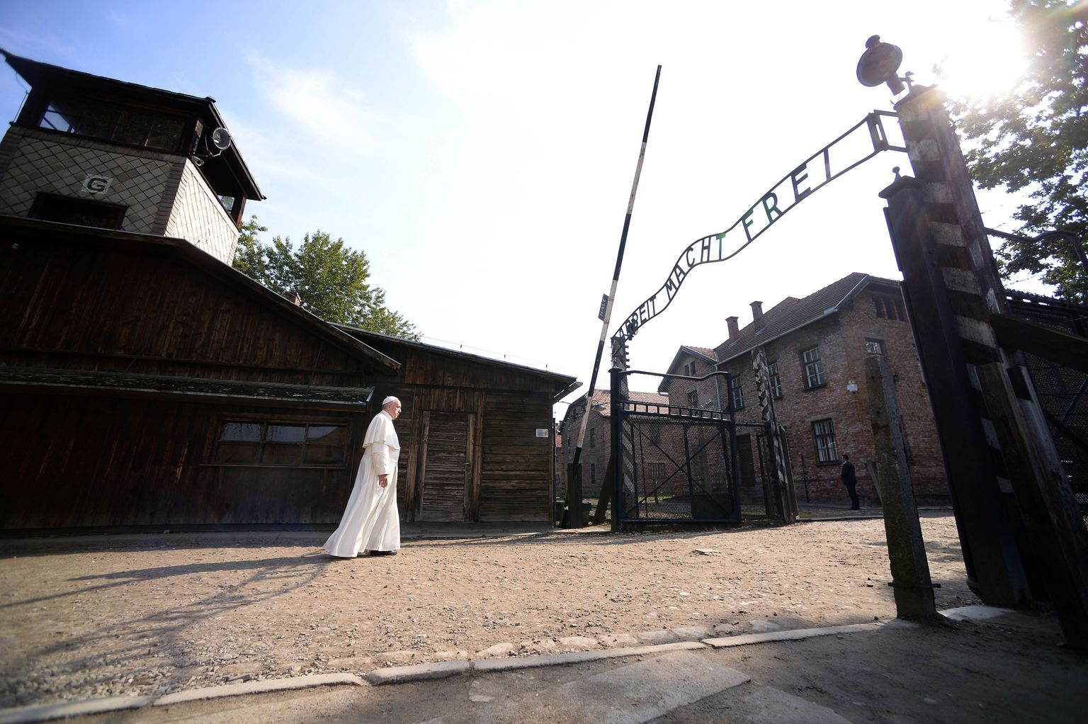 Paavst Auschwitz-Birkenau surmalaagri väravas.