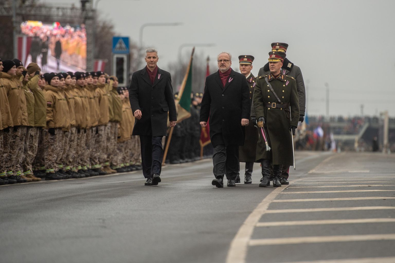 Foto: 18. novembra militārā parāde