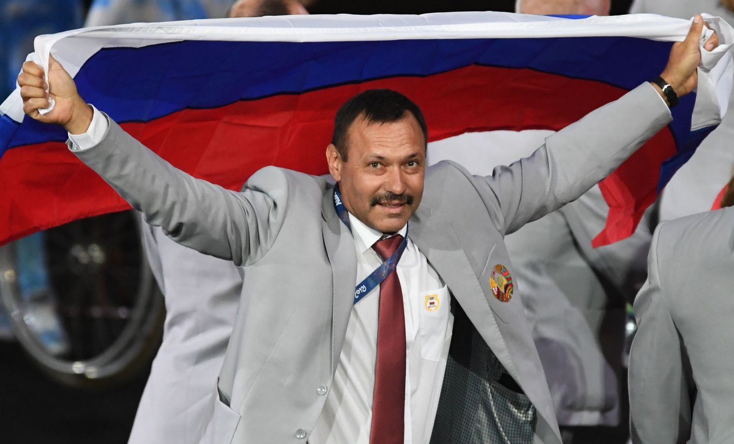 Директор белорусского Центра олимпийской подготовки Андрей Фомочкин вышел на парад участников Паралимпиады с российским флагом.