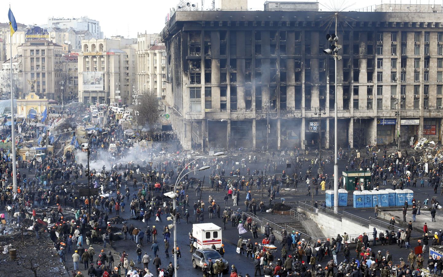 Ukrainlaste argipäev Maidanil 20. veebruari seisuga. Tules räsitud hooneks on ametiühingute maja.