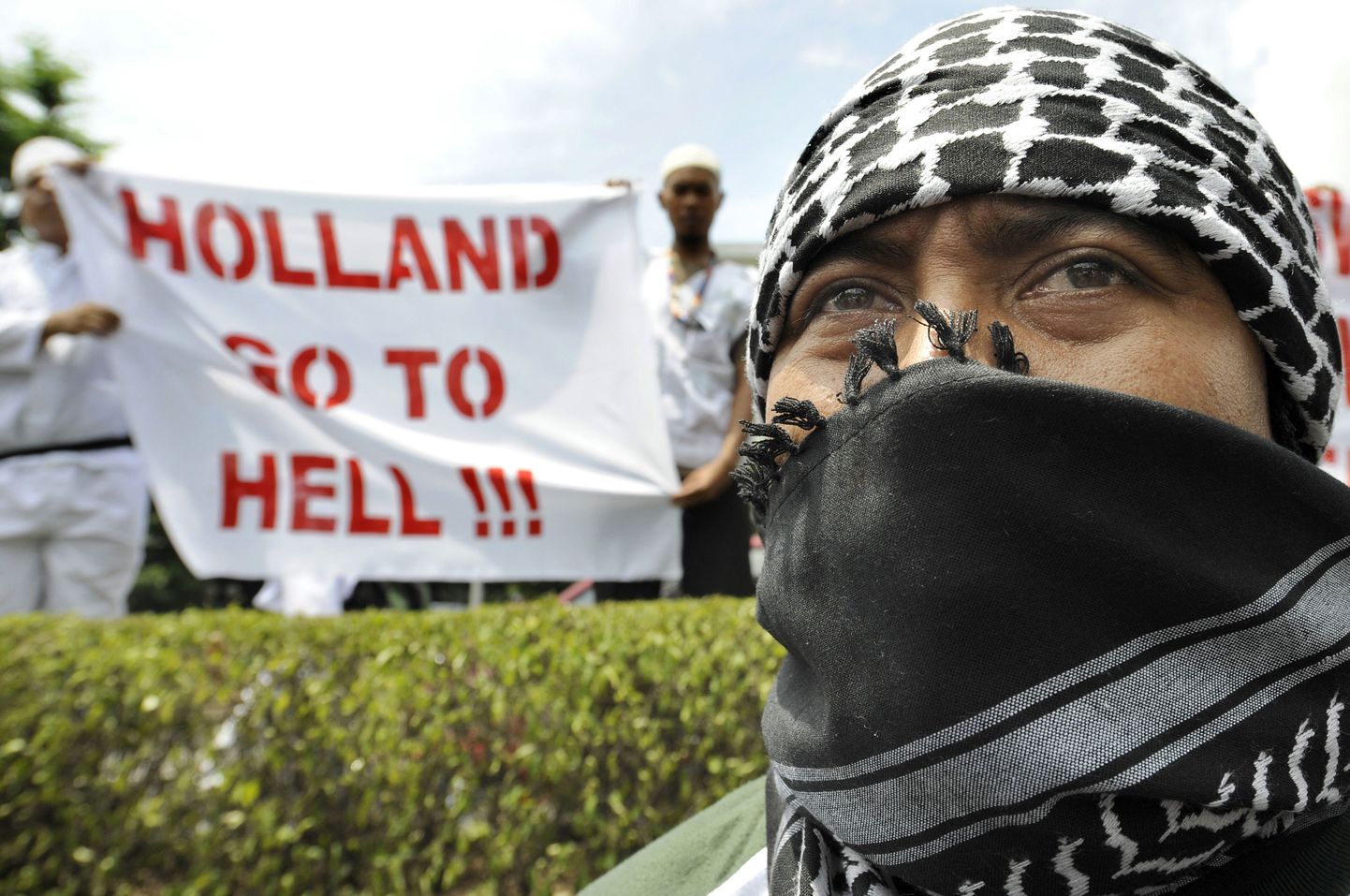 Indoneesia demonstrant Madalmaade saatkonna ees Jakartas protesteerimas.