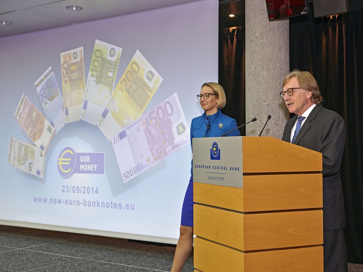 EKP juhatuse liige Yves Mersch (paremal) esitles uue kujunduse ja paremate turvaelementidega 10-eurost Saksamaal Frankfurdis tänavu jaanuaris.