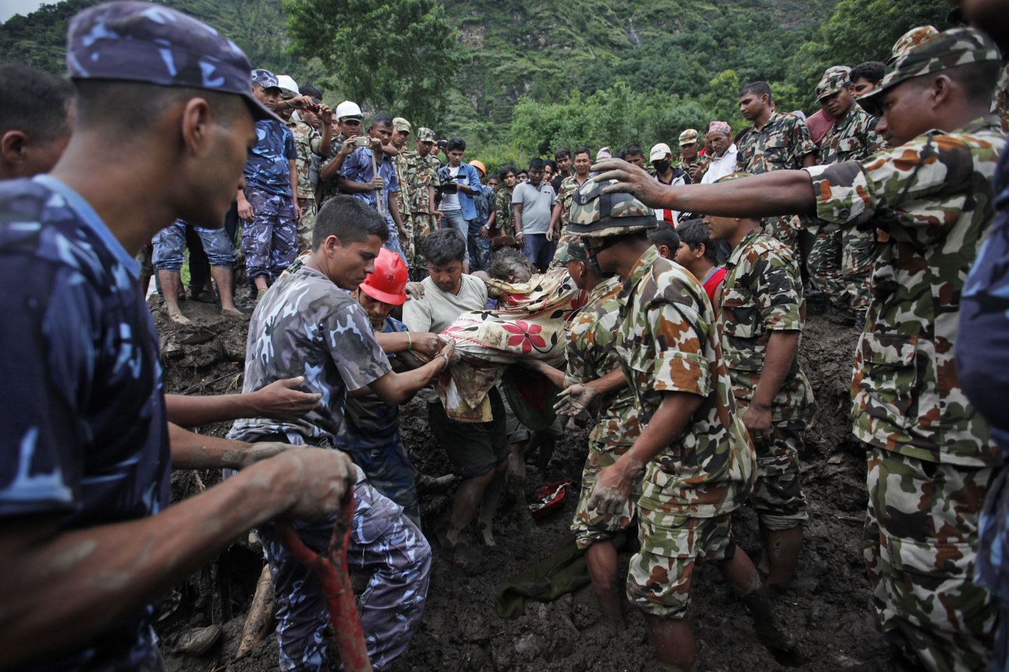 Nepali armee ja politsei aitamas maalihke ohvreid.