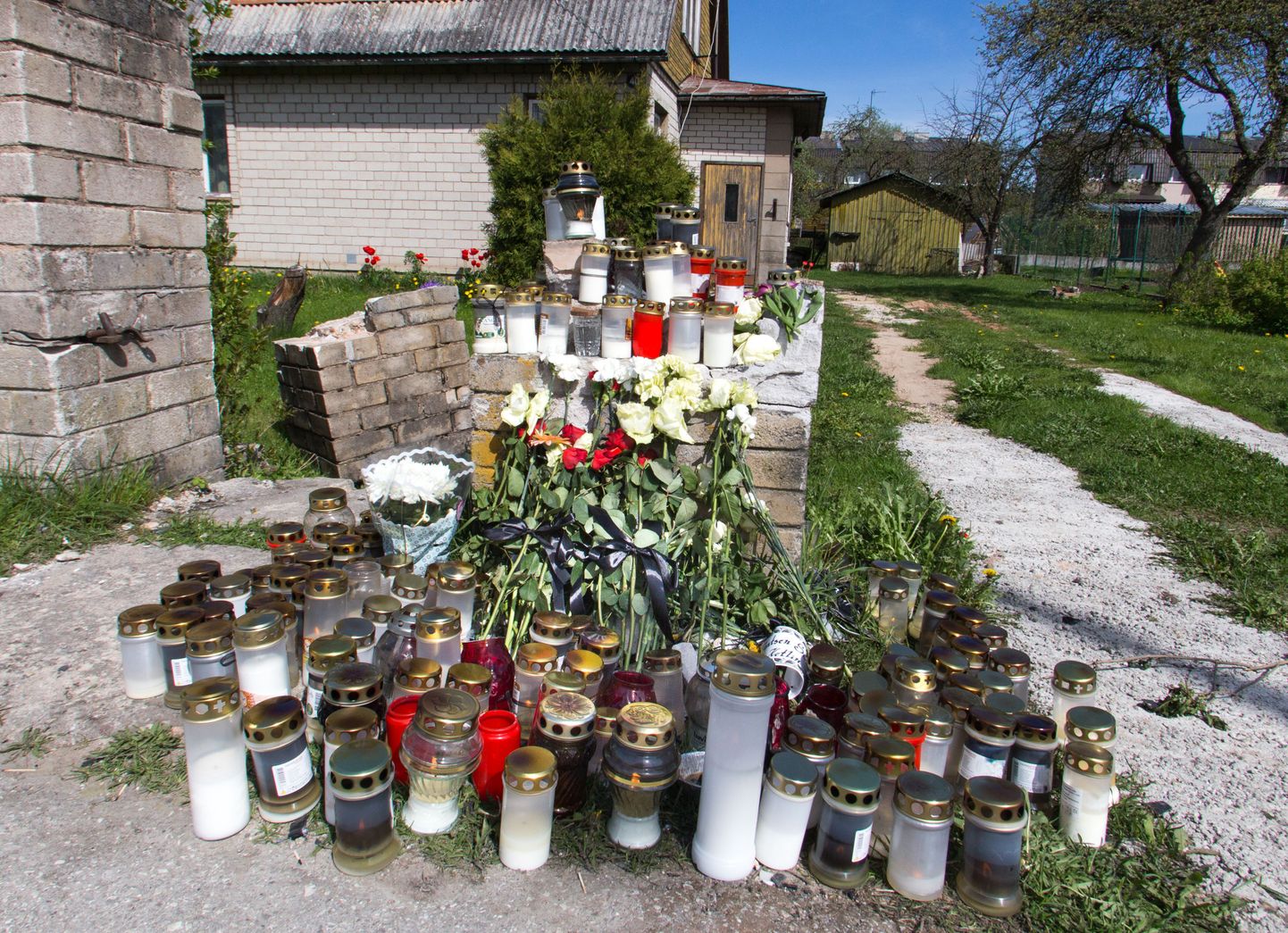 Mälestusküünlad ja lilled noore mootorratturi hukkumispaigas.