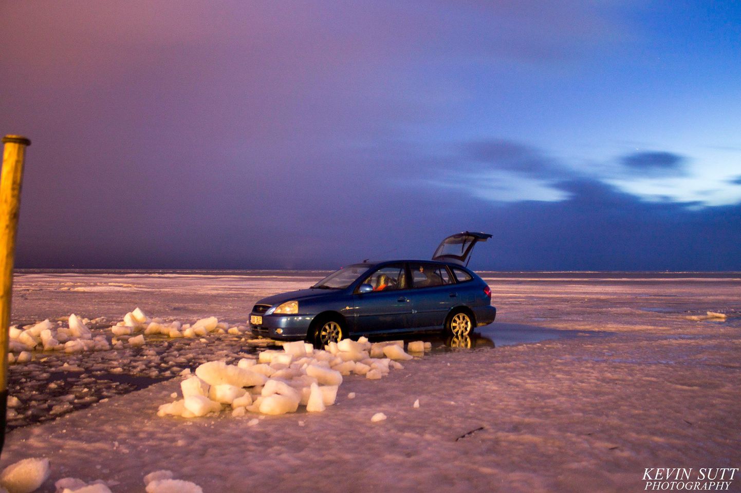 Pärnu rannas vajus neljapäeva õhtul auto läbi jää.
