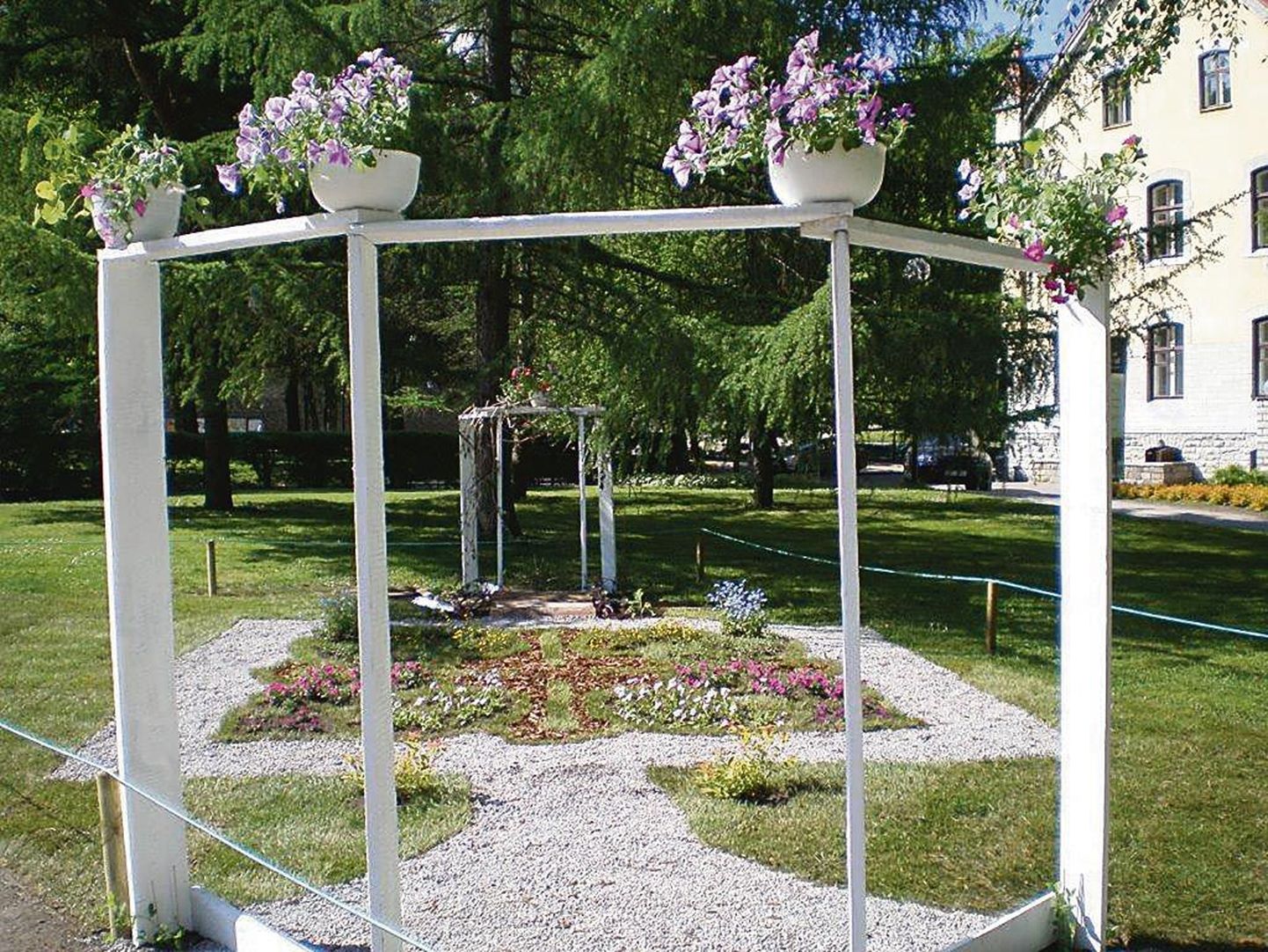 Tallinna rahvusvahelisel lillefestivalil kujundasid Liis Ellert ja Saima Tišler platsi, lähtudes Voltveti mõisa pargist ja paruni vaimust, sellest ka nimi Voltveti Vaim.