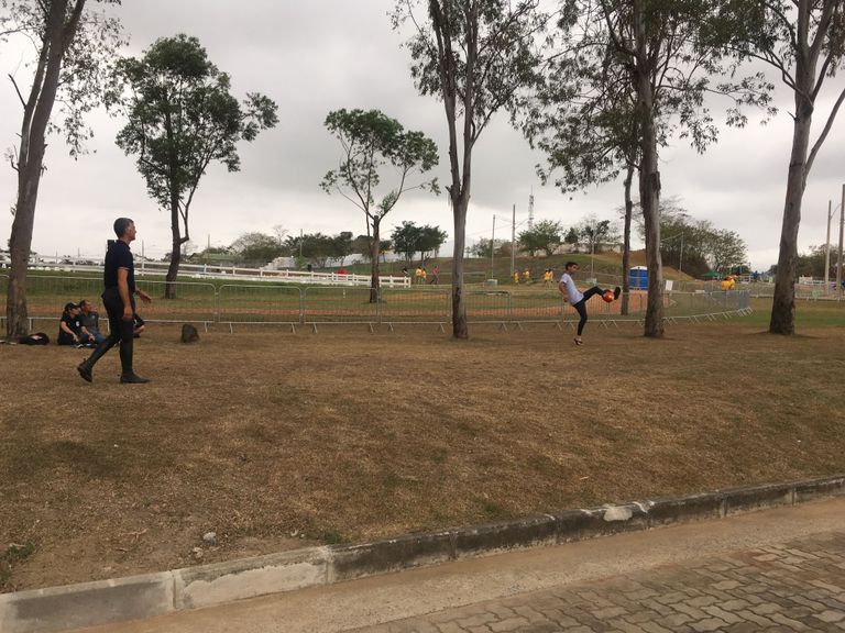 Brasiillastest sportlased sisutavad vabad hetked jalgpalli mängides. Foto: Mirje Roasto.