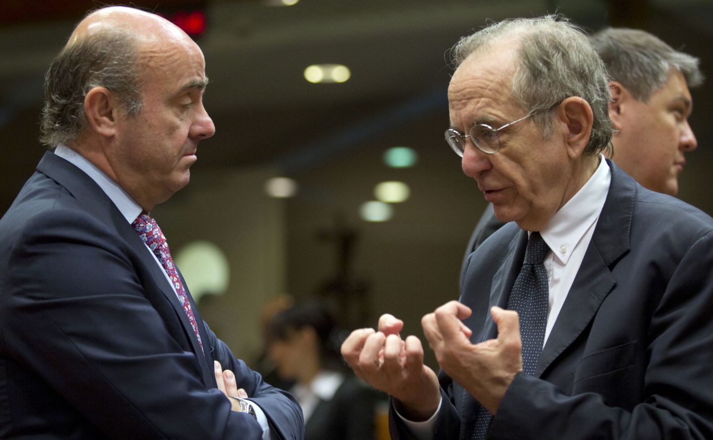 Hispaania majandusminister Luis de Guindos (vasakul) ja Itaalia rahandusminister Pier Carlo Padoan.