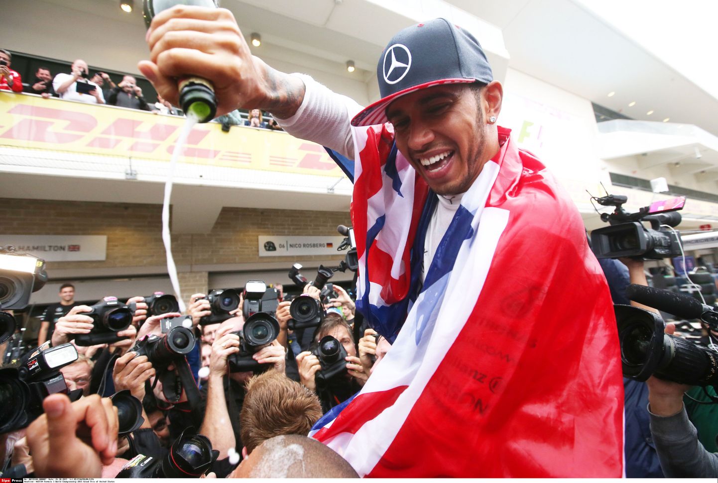 Lewis Hamilton MM-tiitlit tähistamas.