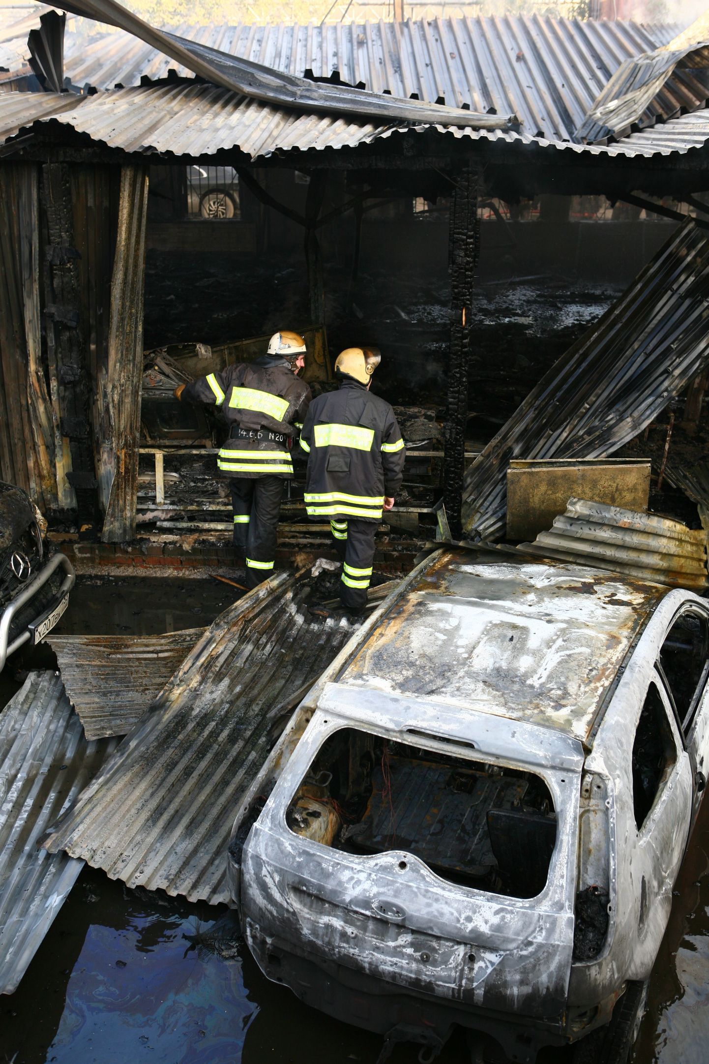 Moskva tuletõrjujad põlenud sõiduauto juures