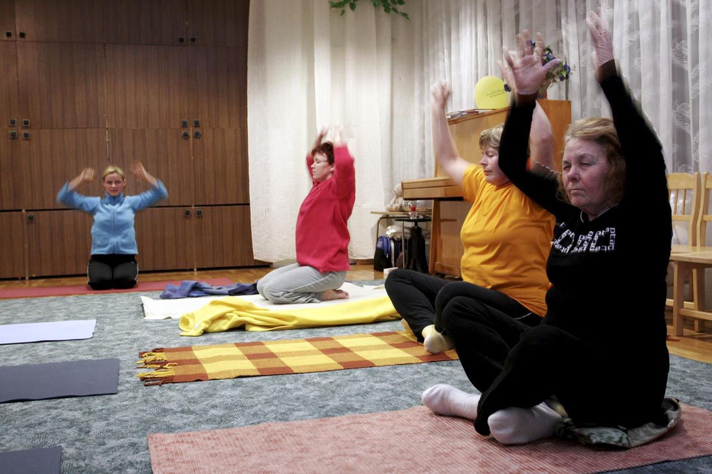 Kes on läbinud hingamistehnikate kursuse, saab edaspidi harjutamist jätkata näiteks Türil, kus Marika Toots (vasakul) joogatunni hingamisharjutustega lõpetab.