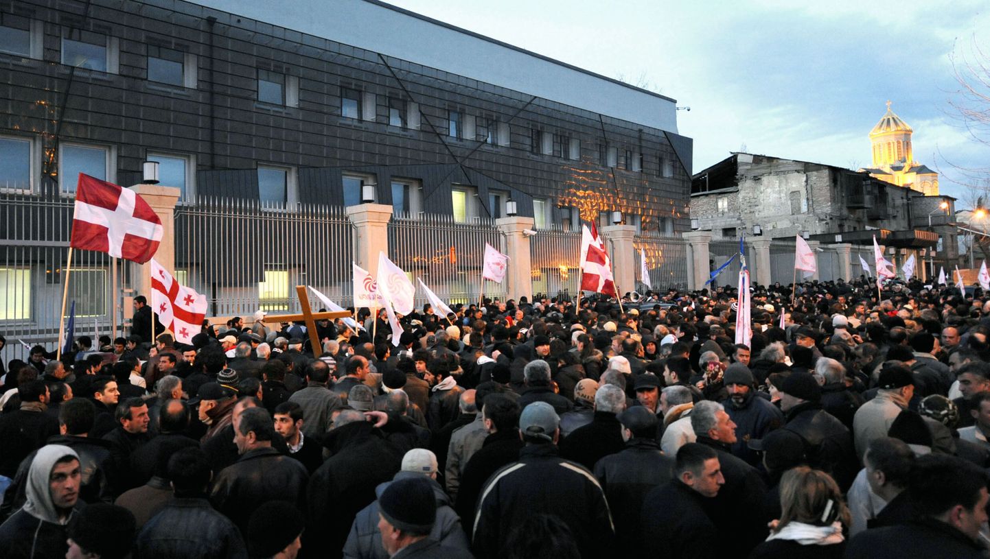 Gruusia meeleavaldajad presidendi residentsi ees.