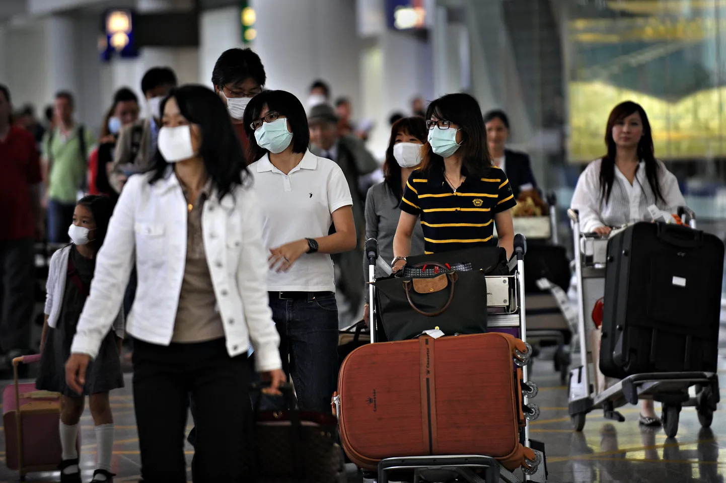 Maskidega inimesed Hongkongi rahvusvahelisel lennuväljal.