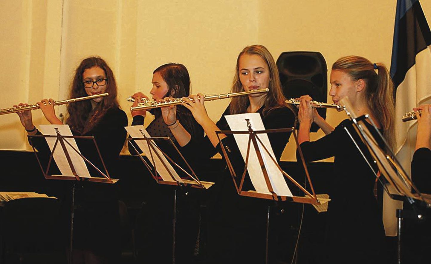 Ühiskontserdil esines Pärnu muusikakooli flöödiansambel (juhendaja Marju Mäe).