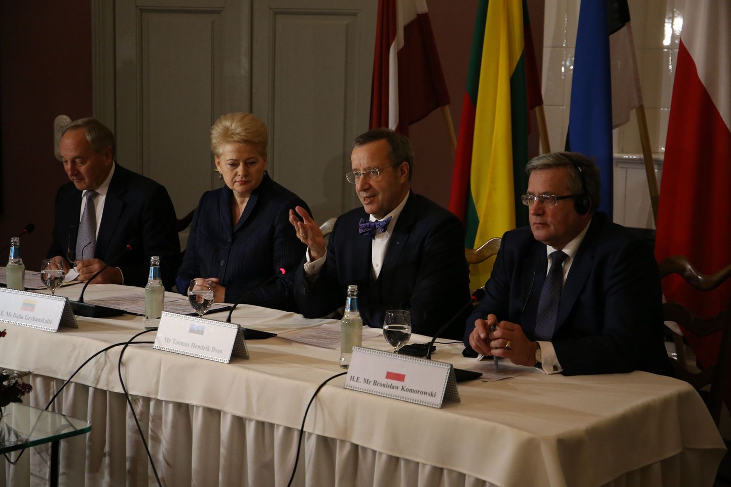 President Toomas Hendrik Ilves võõrustas Tallinna lähedal Kõue mõisas Läti, Leedu ja Poola riigipäid Andris Bērziņšit, Dalia Grybauskaitėt ja Bronisław Komorowski.