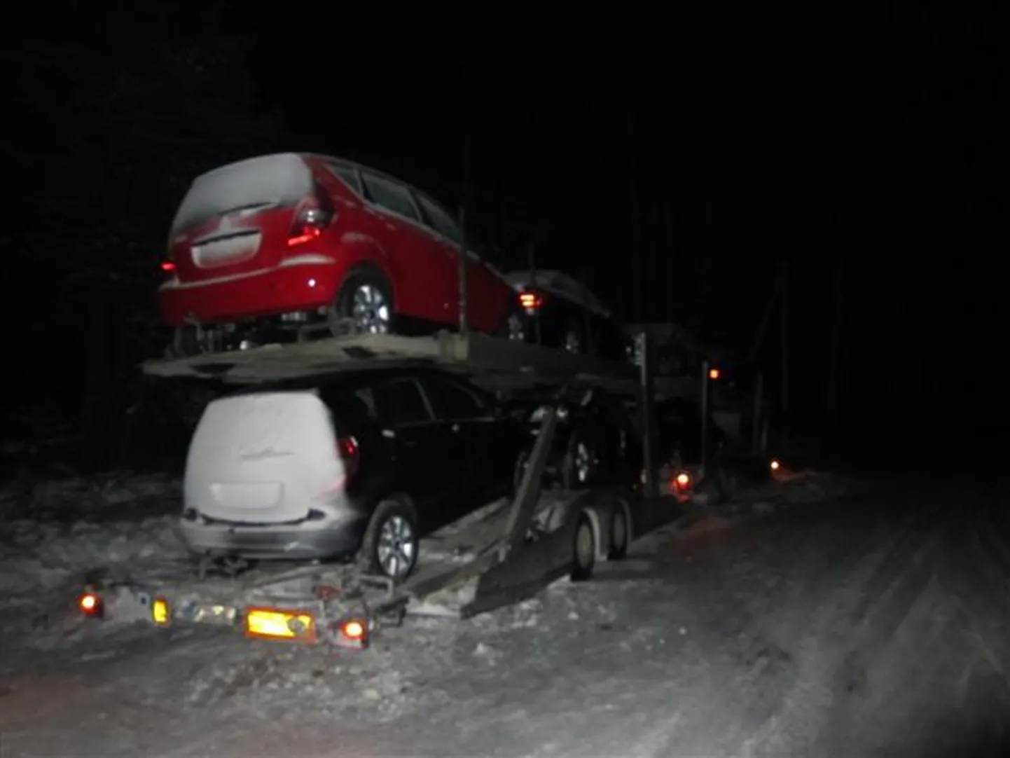 Põlvamaal sõitis ööl vastu 25. jaanuari kraavi sõiduautosid vedanud veok.