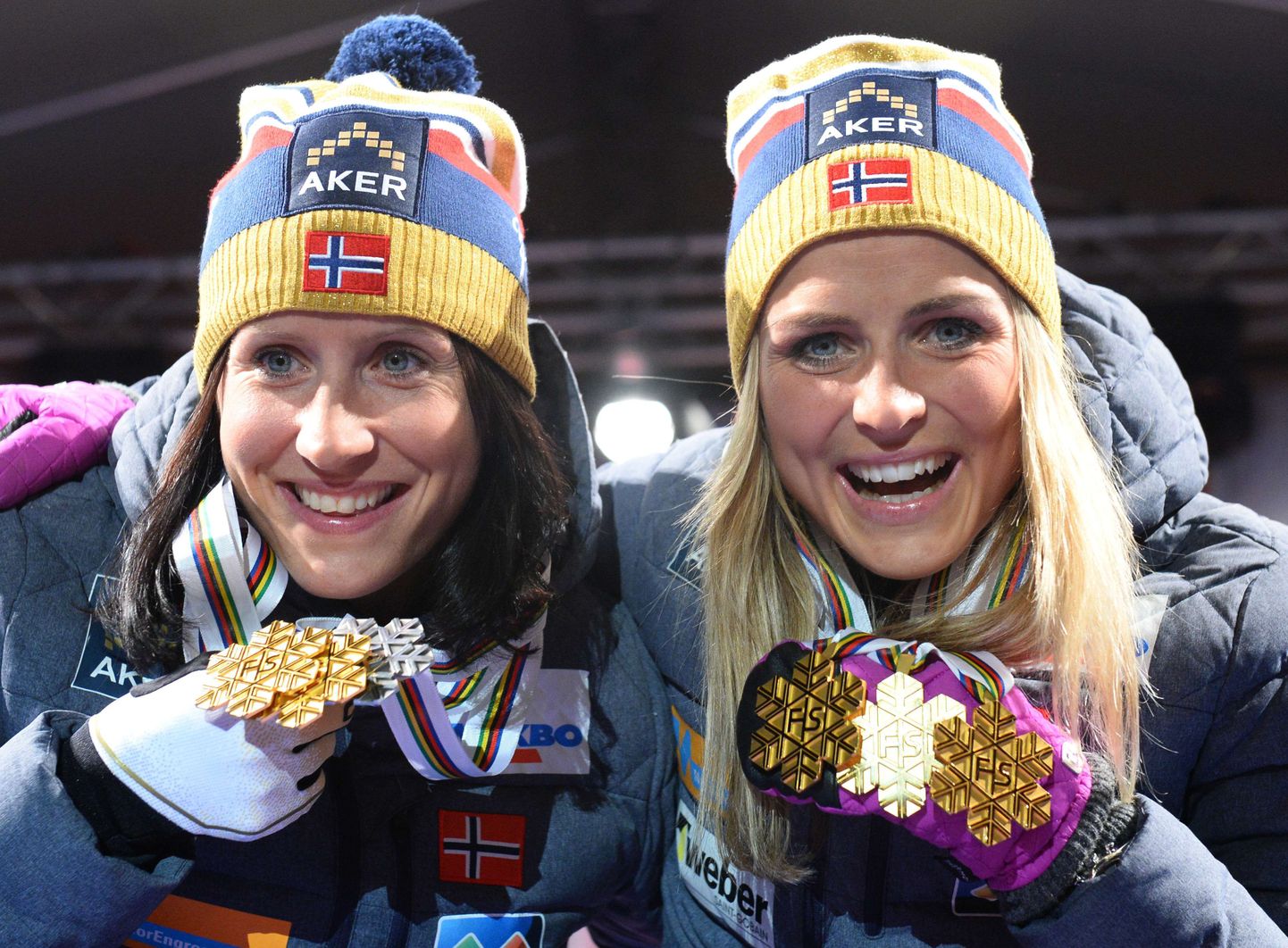 Norralannad Marit Björgen (vasakul) ja Therese Johaug rõõmustamas MMil võidetud medalite üle.