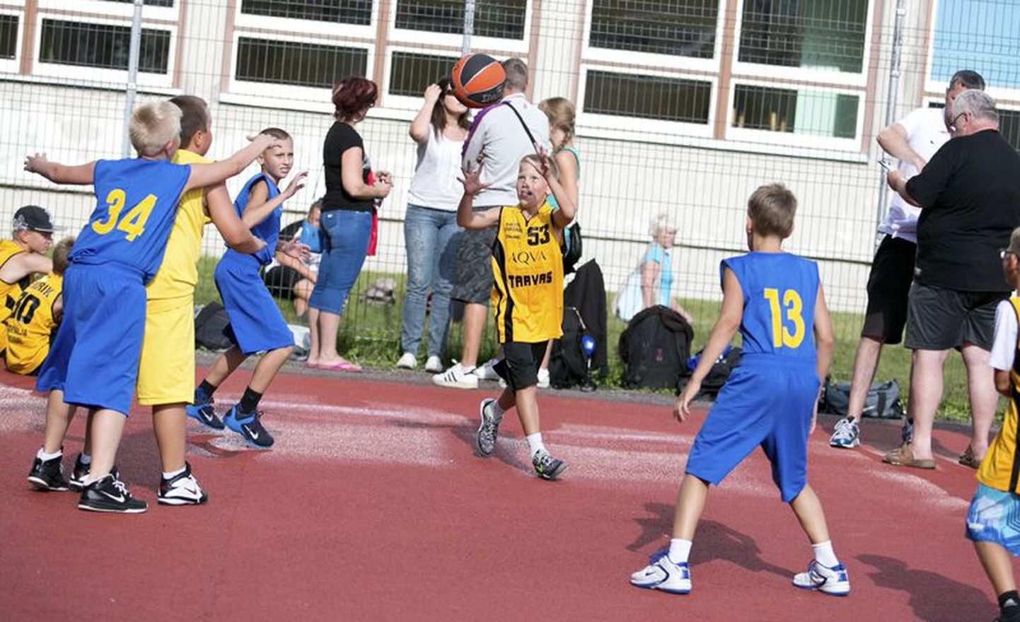Rakvere spordikooli korvpallipoisid (kollases) võistlevad Kunda eakaaslastega.