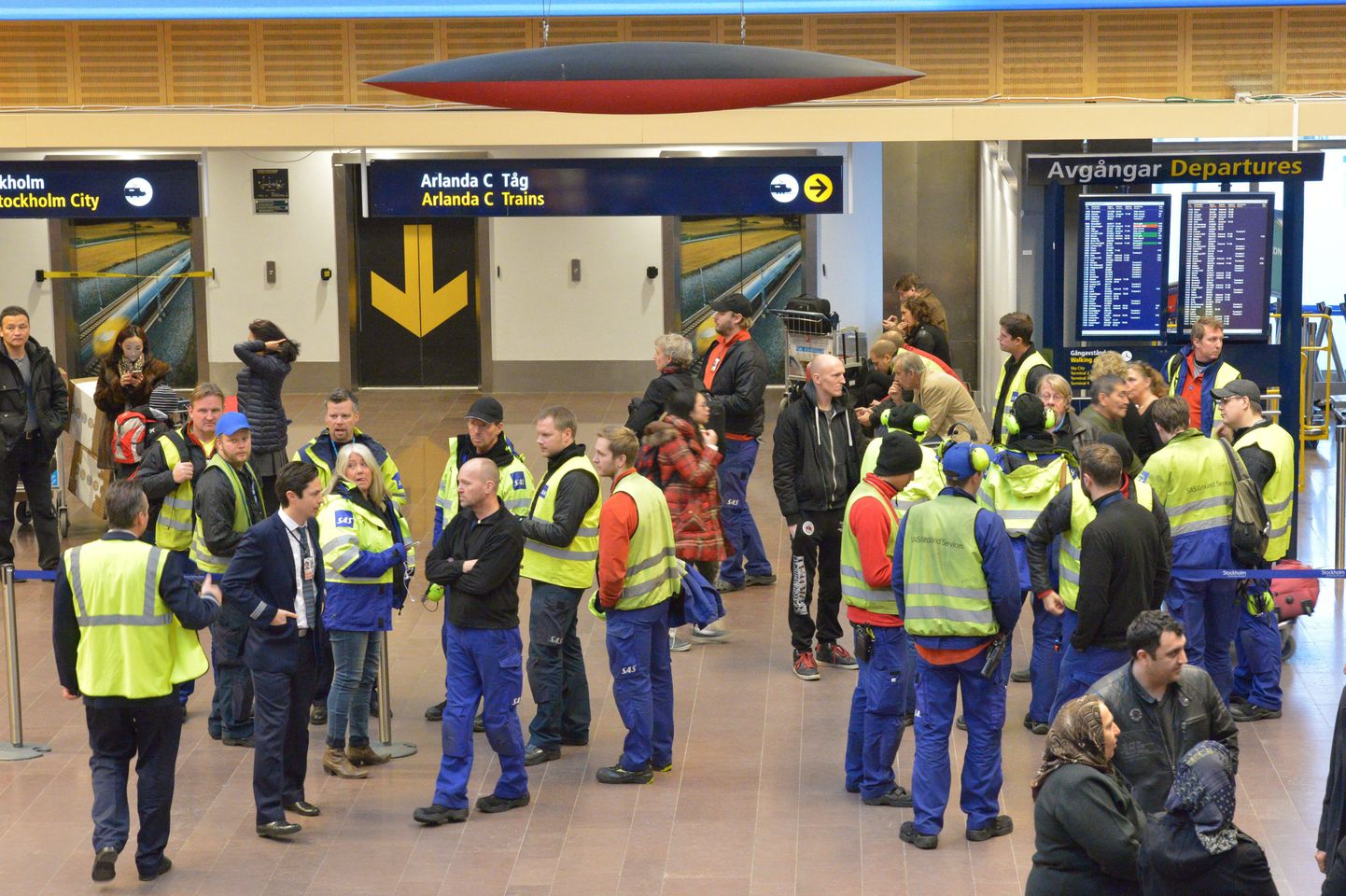 Rootsi politseinikud Arlanda lennuväljal, kus pommioht tekitas sure segaduse.