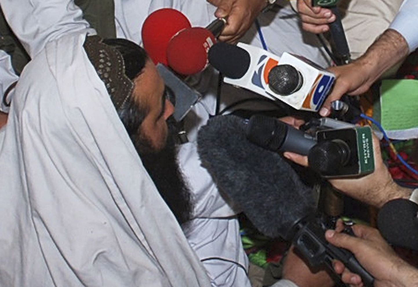 Pakistani Talibani juht Baitullah Mehsud ajakirjanike ees eelmise aasta mais.
