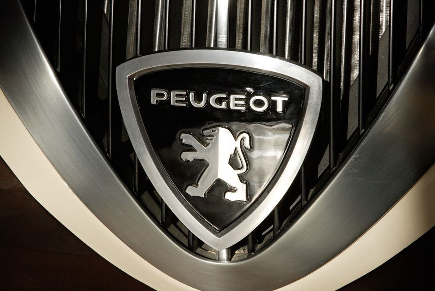 Peugeot vana ja väärikas logo.