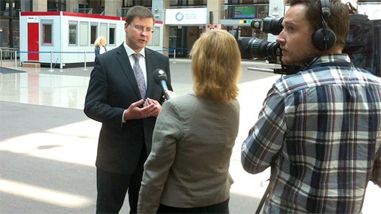 Valdis Dombrovskis Briselē atbild uz žurnālistu jautājumiem 