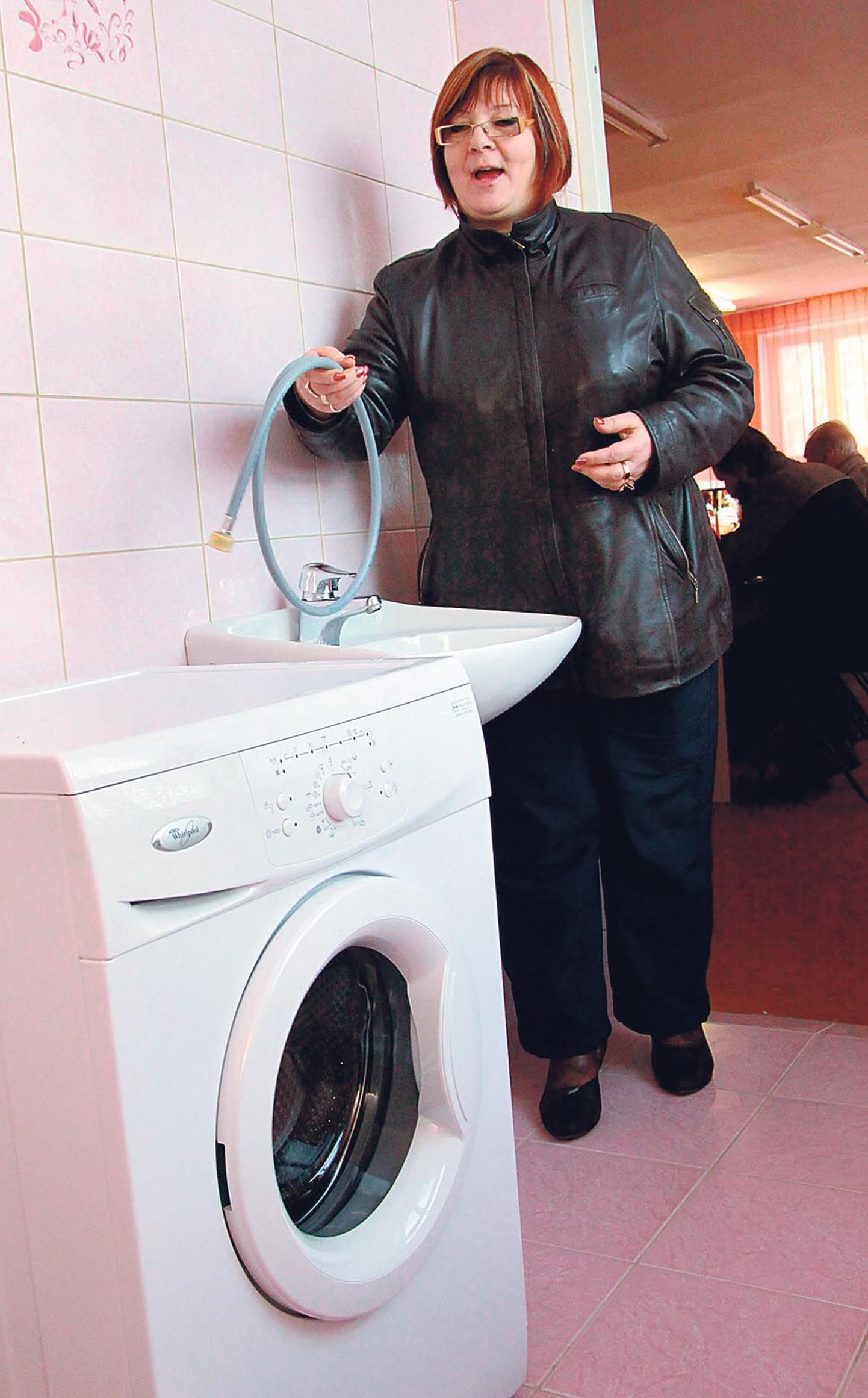 Juhataja Ilme Seepere loodab päevakeskuses peagi ka pesumasina veetorustikuga ühendada.