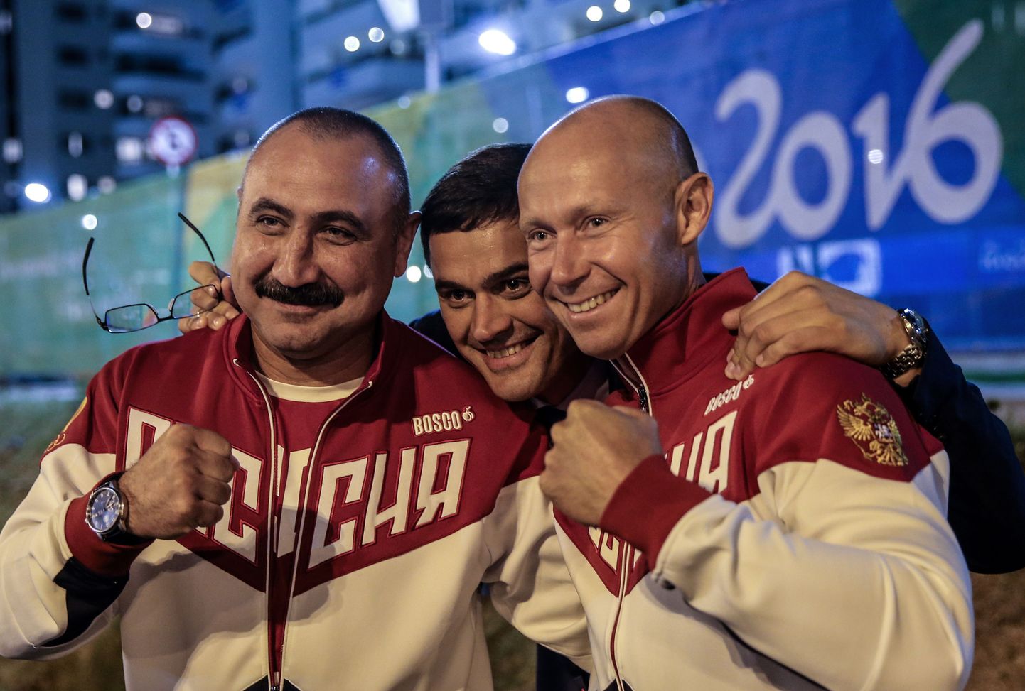 Александр Лебзяк (слева) на церемонии поднятия российского флага в Олимпийской деревне.