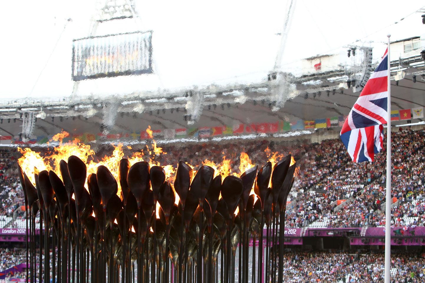 Олимпийский огонь на главном стадионе Олимпиады.