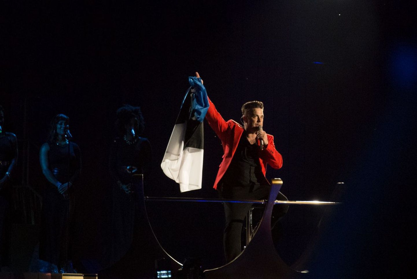 Robbie Williams suudles Eesti lippu