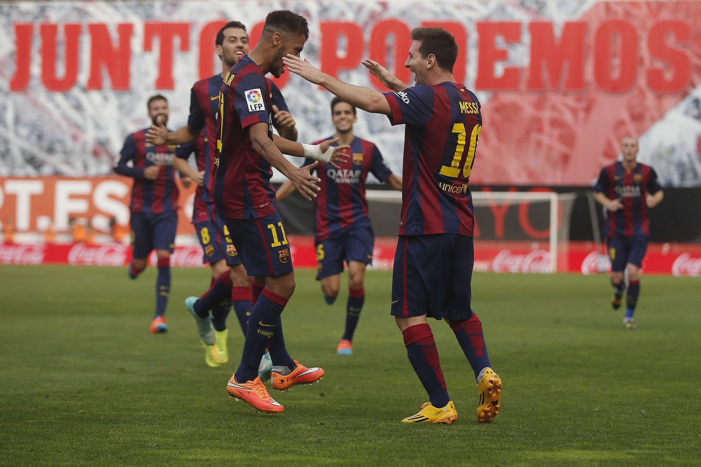 Lionel Messi (paremal) rõõmustab koos kaaslastega Barcelona järjekordse värava üle.